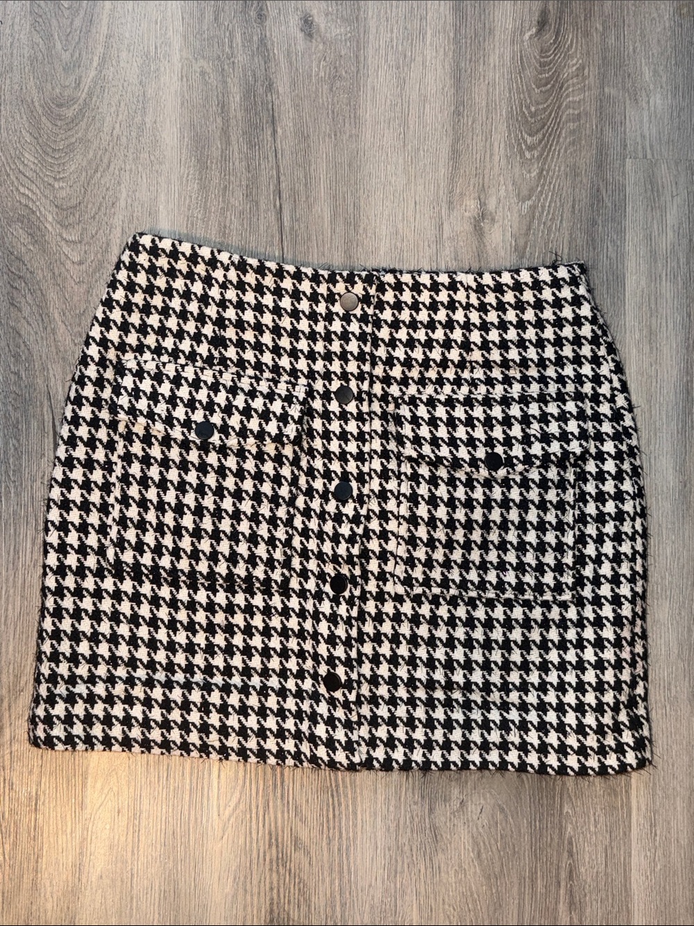Wayf Black & White Houndstooth Button-Front Mini Skirt